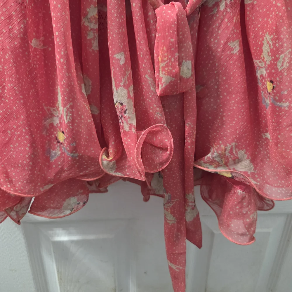 Elegant Pink Long Sleeve Dress with Floral Accents - Picture 3 of 6